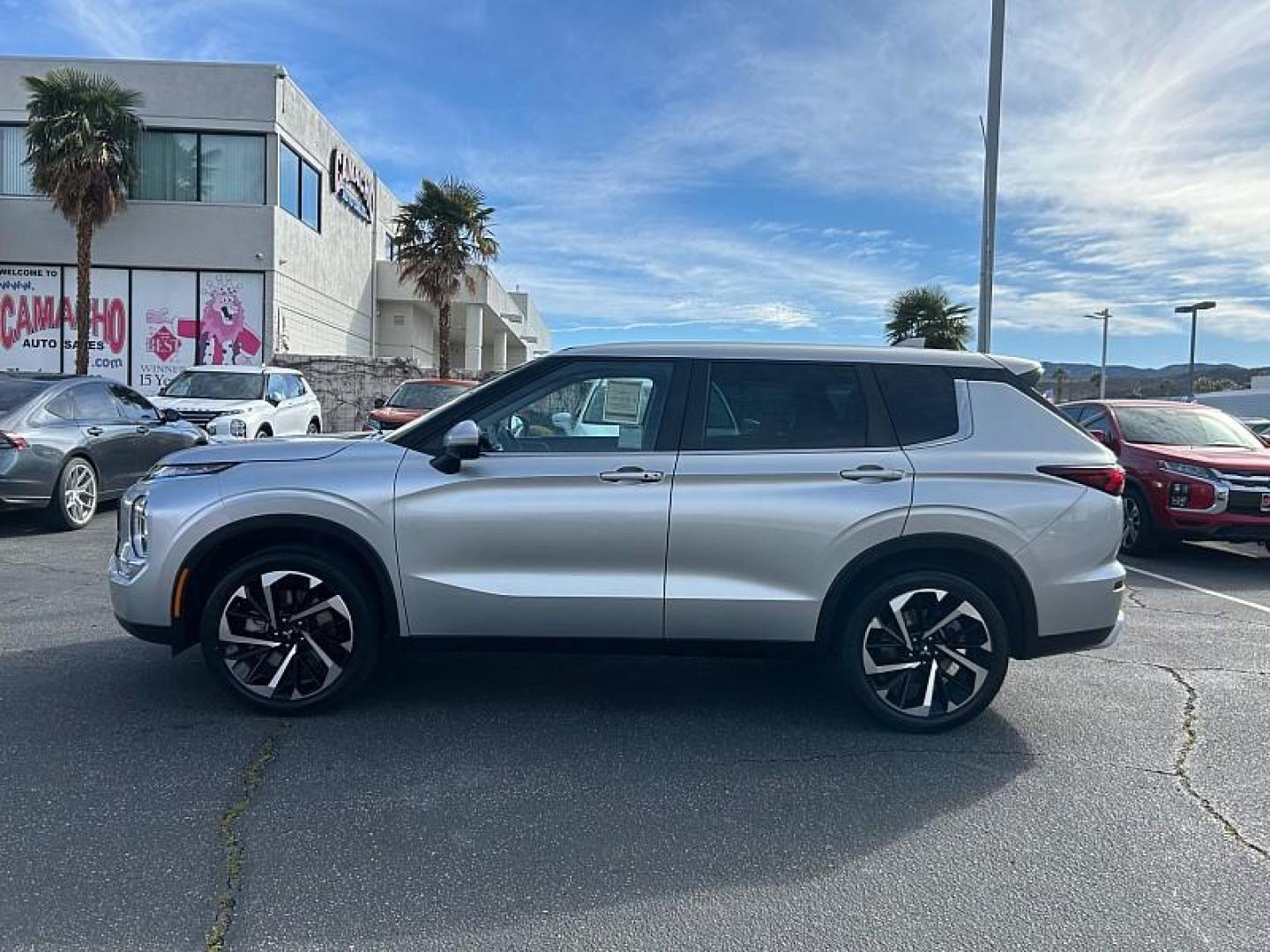 2022 SILVER Mitsubishi Outlander (JA4J3UA87NZ) with an 4-Cyl 2.5 Liter engine, Automatic CVT transmission, located at 412 Auto Vista Drive, Palmdale, 93551, (661) 945-0620, 34.592636, -118.136681 - Photo#21