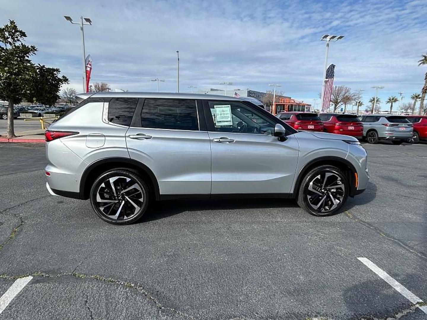 2022 SILVER Mitsubishi Outlander (JA4J3UA87NZ) with an 4-Cyl 2.5 Liter engine, Automatic CVT transmission, located at 412 Auto Vista Drive, Palmdale, 93551, (661) 945-0620, 34.592636, -118.136681 - Photo#28