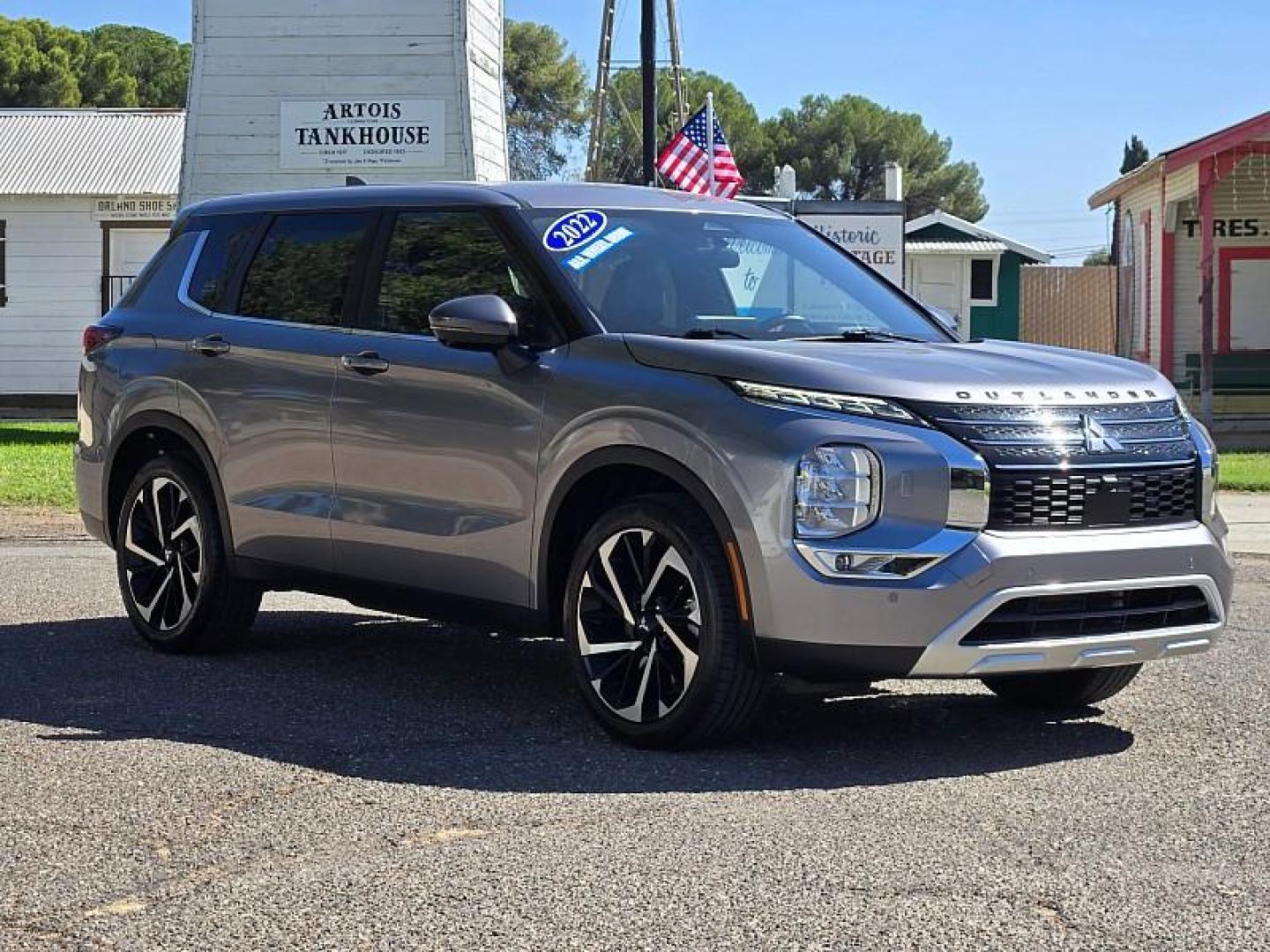 2022 SILVER Mitsubishi Outlander (JA4J4UA88NZ) with an 4-Cyl 2.5 Liter engine, Automatic CVT transmission, located at 246 E Walker St., Orland, 95963, (530) 865-5800, 39.747589, -122.178398 - Photo#2