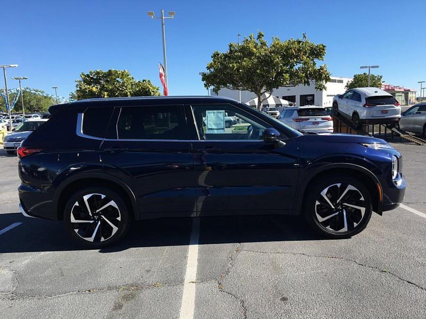 2022 Mitsubishi Outlander (JA4J3VA80NZ) with an 4-Cyl 2.5 Liter engine, Automatic CVT transmission, located at 412 Auto Vista Drive, Palmdale, 93551, (661) 945-0620, 34.592636, -118.136681 - Photo#24