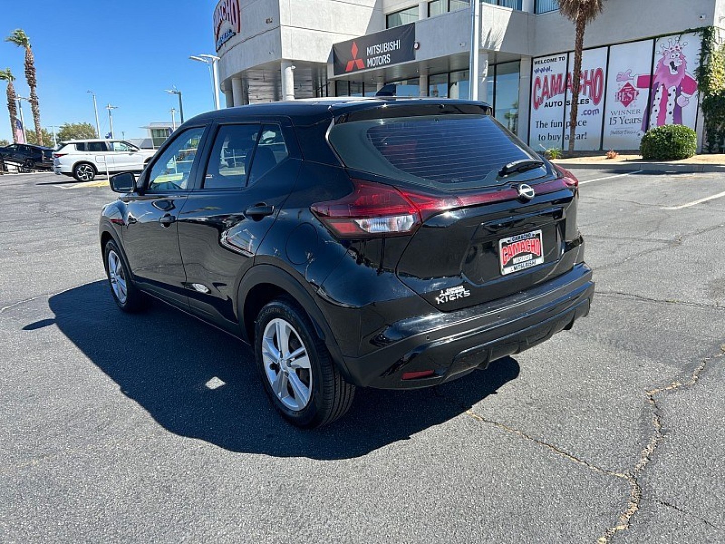 2022 Black Nissan Kicks (3N1CP5BV9NL) with an 4-Cyl 1.6 Liter engine, Automatic CVT w/Xtronic transmission, located at 412 Auto Vista Drive, Palmdale, 93551, (661) 945-0620, 34.592636, -118.136681- Photo#4