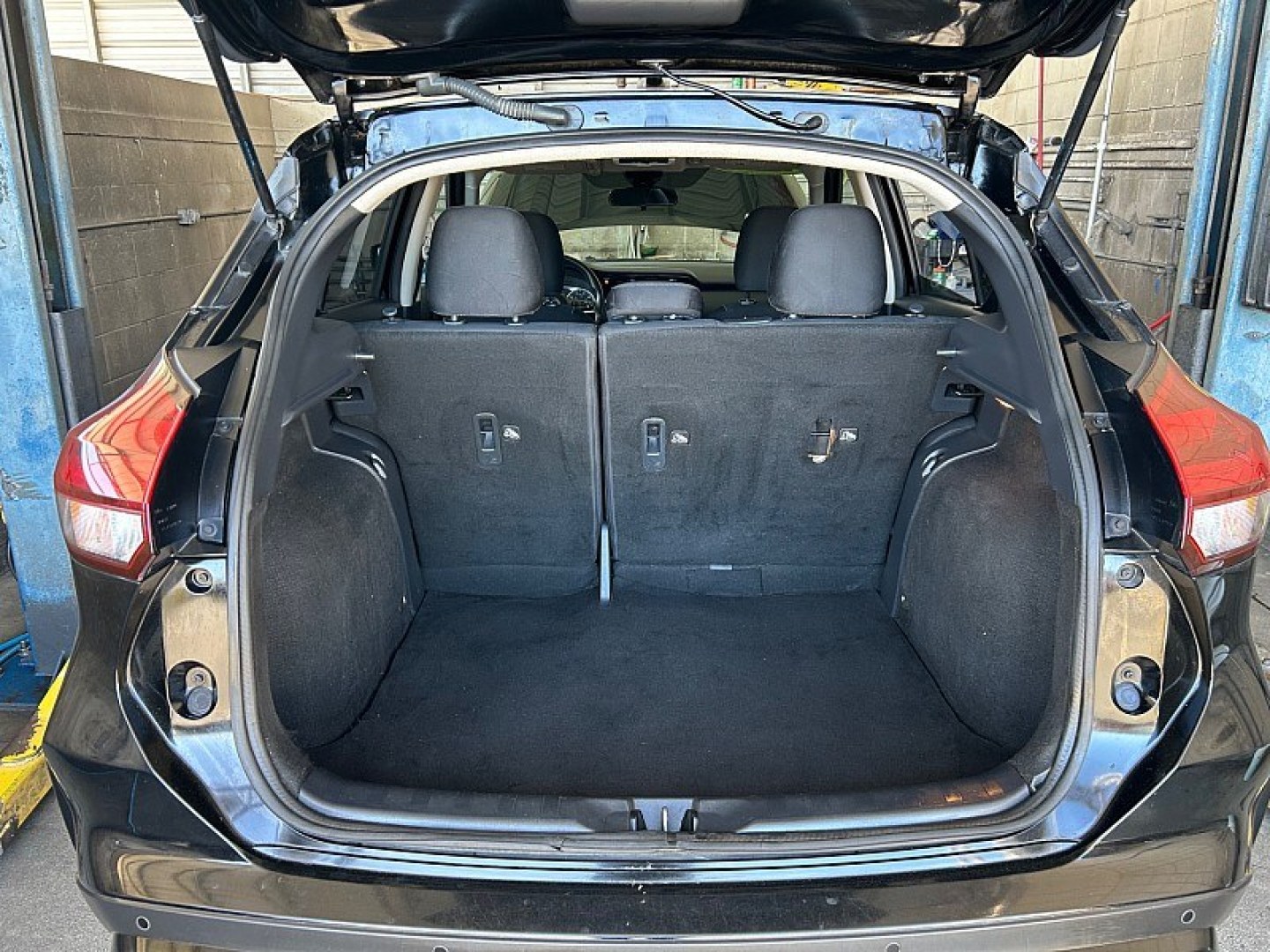 2022 Black Nissan Kicks (3N1CP5BV9NL) with an 4-Cyl 1.6 Liter engine, Automatic CVT w/Xtronic transmission, located at 412 Auto Vista Drive, Palmdale, 93551, (661) 945-0620, 34.592636, -118.136681- Photo#25