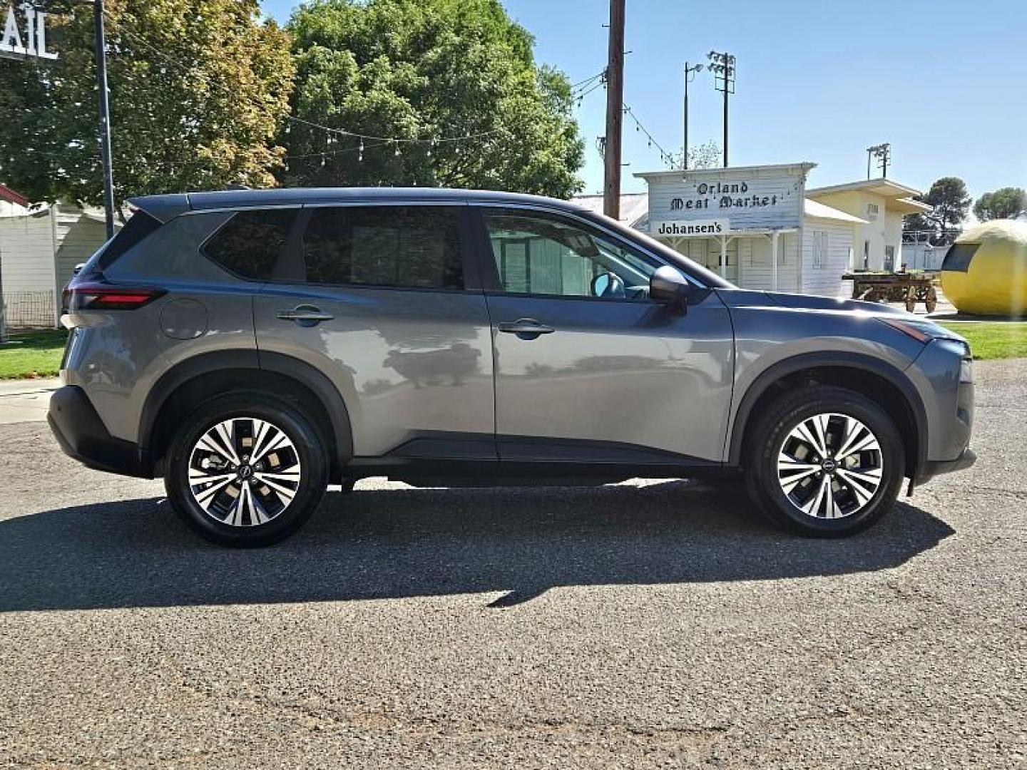 2022 GRAY Nissan Rogue (5N1BT3BBXNC) with an 3-Cyl Turbo 1.5 Liter engine, Automatic CVT w/Xtronic transmission, located at 246 E Walker St., Orland, 95963, (530) 865-5800, 39.747589, -122.178398 - Photo#9