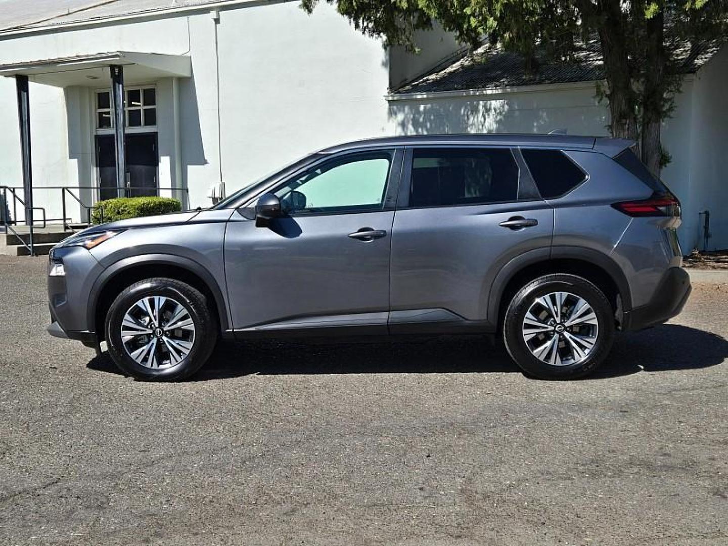 2022 GRAY Nissan Rogue (5N1BT3BBXNC) with an 3-Cyl Turbo 1.5 Liter engine, Automatic CVT w/Xtronic transmission, located at 246 E Walker St., Orland, 95963, (530) 865-5800, 39.747589, -122.178398 - Photo#5