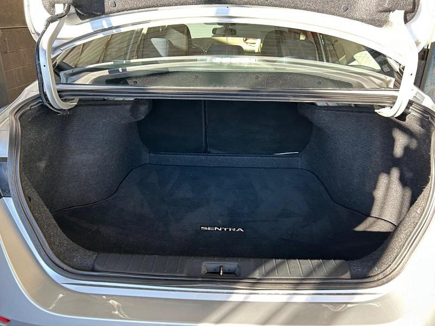 2022 SILVER Nissan Sentra (3N1AB8CVXNY) with an 4-Cyl 2.0 Liter engine, Automatic CVT w/Xtronic transmission, located at 412 Auto Vista Drive, Palmdale, 93551, (661) 945-0620, 34.592636, -118.136681- Photo#20