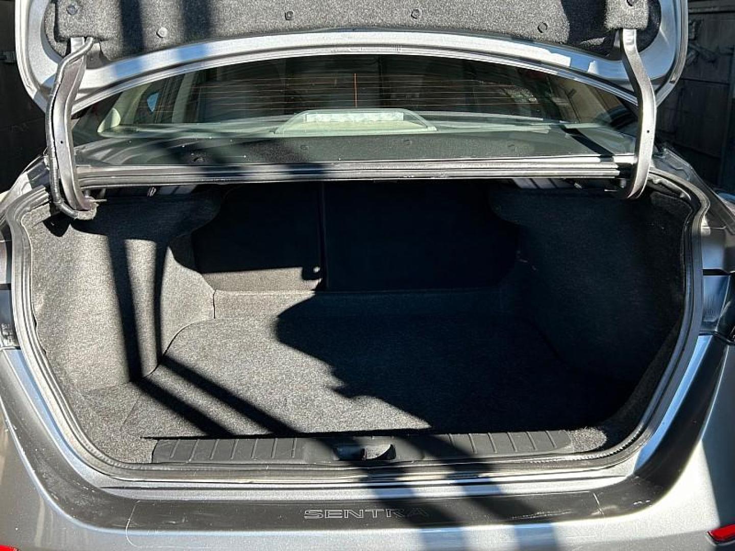 2022 GRAY Nissan Sentra (3N1AB8CV4NY) with an 4-Cyl 2.0 Liter engine, Automatic CVT w/Xtronic transmission, located at 412 Auto Vista Drive, Palmdale, 93551, (661) 945-0620, 34.592636, -118.136681 - Photo#26