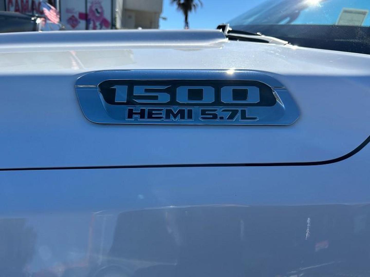 2022 WHITE Ram 1500 4WD (1C6SRFHT1NN) with an V8 HEMI 5.7 Liter engine, Automatic 8-Spd transmission, located at 412 Auto Vista Drive, Palmdale, 93551, (661) 945-0620, 34.592636, -118.136681 - Photo#5