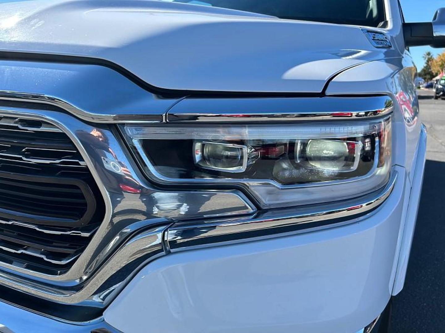 2022 WHITE Ram 1500 4WD (1C6SRFHT1NN) with an V8 HEMI 5.7 Liter engine, Automatic 8-Spd transmission, located at 412 Auto Vista Drive, Palmdale, 93551, (661) 945-0620, 34.592636, -118.136681 - Photo#4