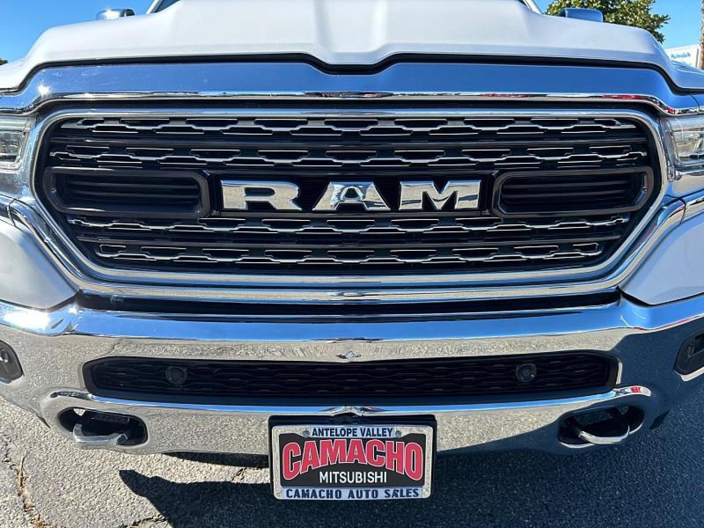 2022 WHITE Ram 1500 4WD (1C6SRFHT1NN) with an V8 HEMI 5.7 Liter engine, Automatic 8-Spd transmission, located at 412 Auto Vista Drive, Palmdale, 93551, (661) 945-0620, 34.592636, -118.136681 - Photo#2