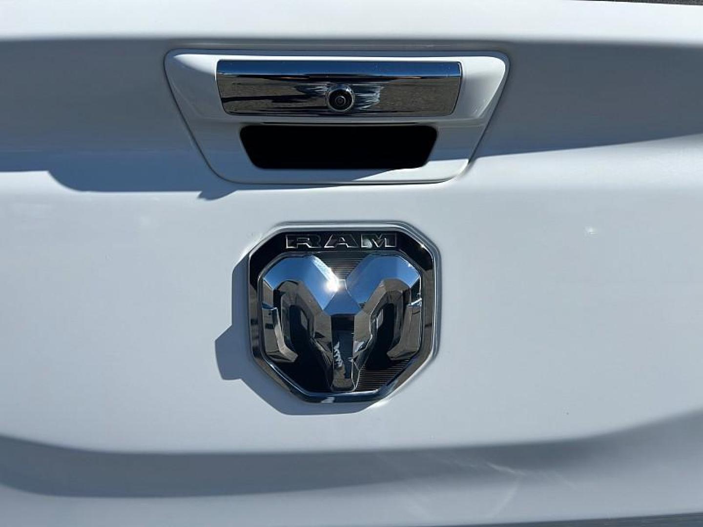 2022 WHITE Ram 1500 4WD (1C6SRFHT1NN) with an V8 HEMI 5.7 Liter engine, Automatic 8-Spd transmission, located at 412 Auto Vista Drive, Palmdale, 93551, (661) 945-0620, 34.592636, -118.136681 - Photo#17