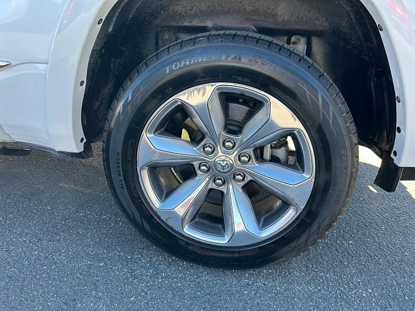 2022 WHITE Ram 1500 4WD (1C6SRFHT1NN) with an V8 HEMI 5.7 Liter engine, Automatic 8-Spd transmission, located at 412 Auto Vista Drive, Palmdale, 93551, (661) 945-0620, 34.592636, -118.136681 - Photo#15