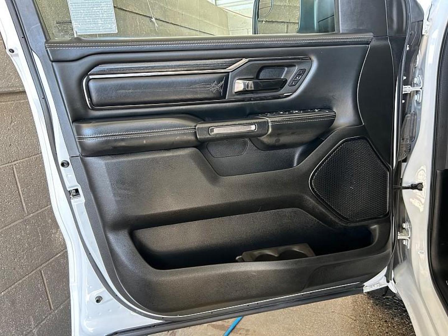 2022 WHITE Ram 1500 4WD (1C6SRFHT1NN) with an V8 HEMI 5.7 Liter engine, Automatic 8-Spd transmission, located at 412 Auto Vista Drive, Palmdale, 93551, (661) 945-0620, 34.592636, -118.136681 - Photo#18