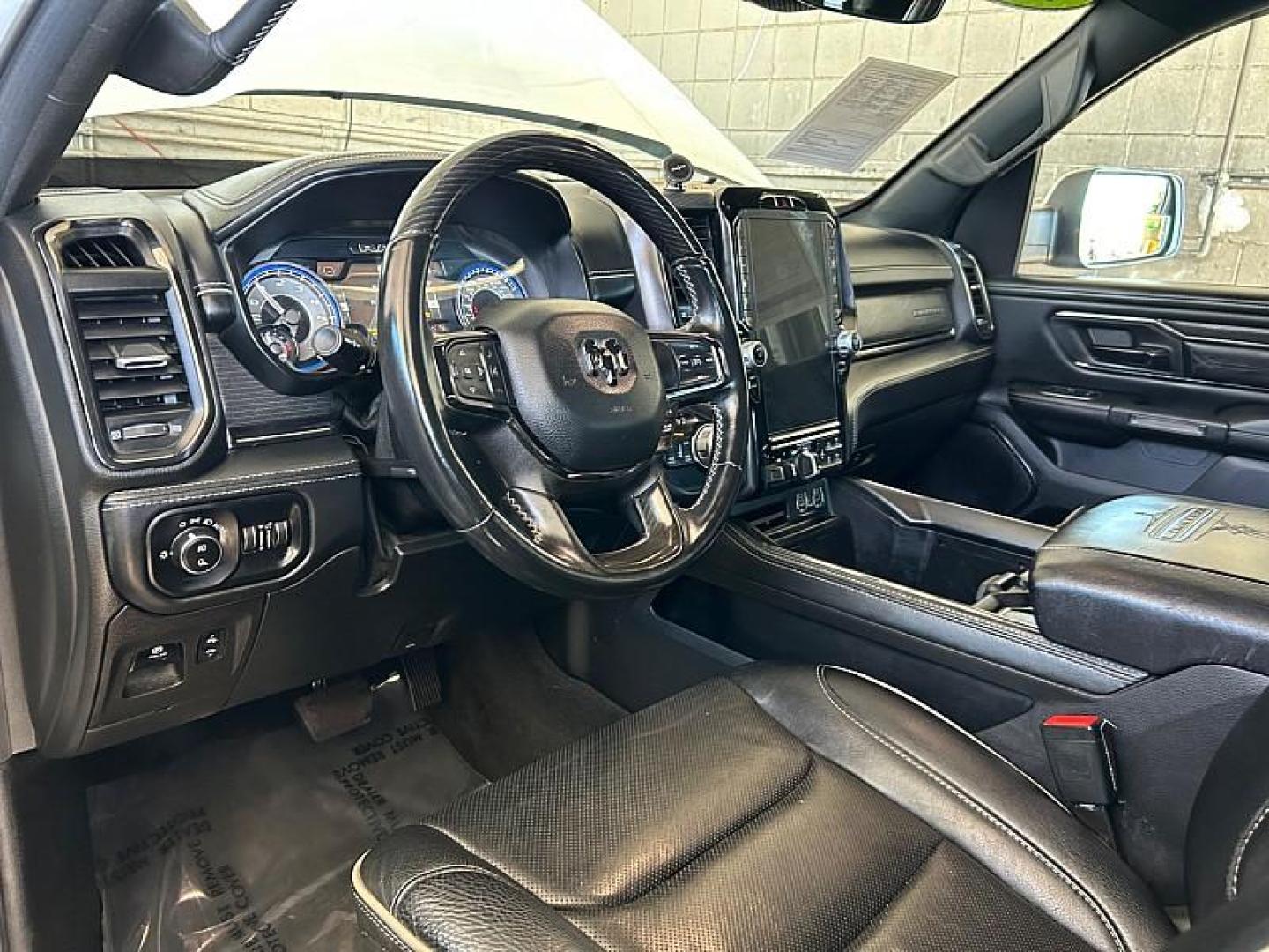 2022 WHITE Ram 1500 4WD (1C6SRFHT1NN) with an V8 HEMI 5.7 Liter engine, Automatic 8-Spd transmission, located at 412 Auto Vista Drive, Palmdale, 93551, (661) 945-0620, 34.592636, -118.136681 - Photo#19