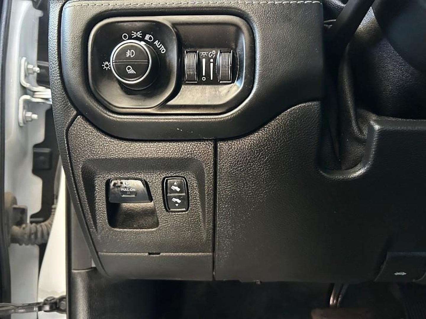 2022 WHITE Ram 1500 4WD (1C6SRFHT1NN) with an V8 HEMI 5.7 Liter engine, Automatic 8-Spd transmission, located at 412 Auto Vista Drive, Palmdale, 93551, (661) 945-0620, 34.592636, -118.136681 - Photo#25