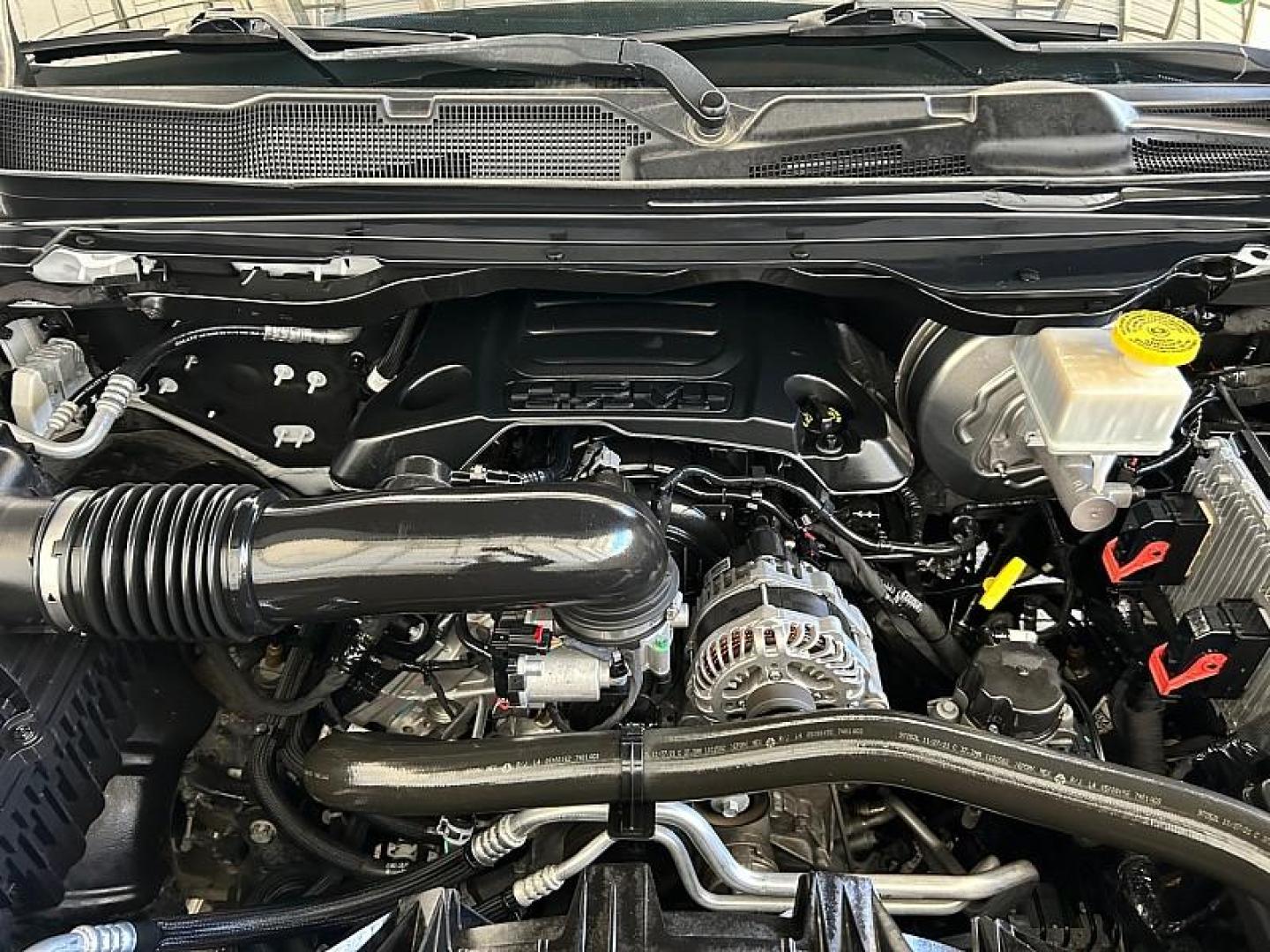 2022 WHITE Ram 1500 4WD (1C6SRFHT1NN) with an V8 HEMI 5.7 Liter engine, Automatic 8-Spd transmission, located at 412 Auto Vista Drive, Palmdale, 93551, (661) 945-0620, 34.592636, -118.136681 - Photo#32