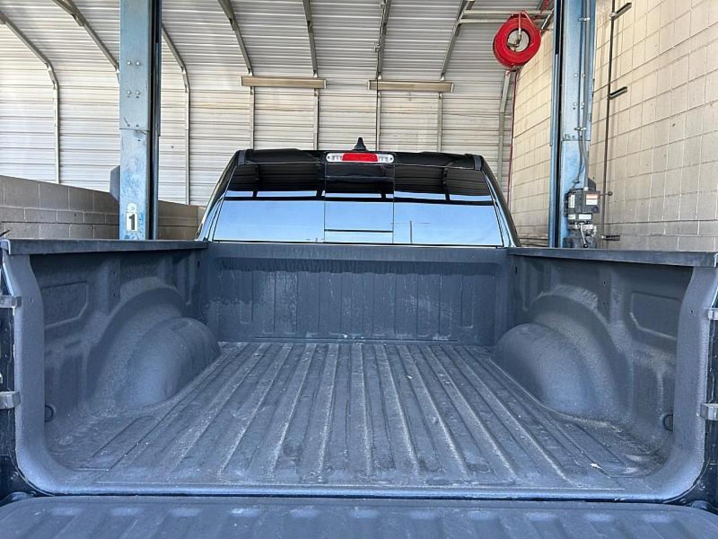 2022 BLACK Ram 1500 4WD (1C6SRFU91NN) with an V8 HEMI 6.2 Liter engine, Automatic 8-Spd transmission, located at 412 Auto Vista Drive, Palmdale, 93551, (661) 945-0620, 34.592636, -118.136681 - Photo#32