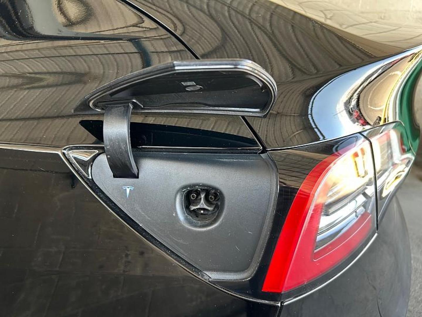 2022 BLACK Tesla Model Y (7SAYGDEE3NF) with an Dual AC Electric Motors engine, Single-Speed Fixed Gear transmission, located at 412 Auto Vista Drive, Palmdale, 93551, (661) 945-0620, 34.592636, -118.136681 - Photo#26