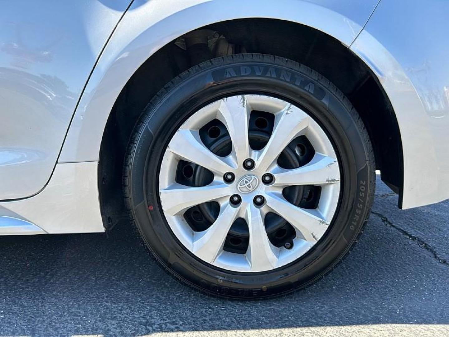 2022 SILVER Toyota Corolla (5YFEPMAE2NP) with an 4-Cyl 1.8 Liter engine, Automatic CVTi-S transmission, located at 412 Auto Vista Drive, Palmdale, 93551, (661) 945-0620, 34.592636, -118.136681 - Photo#9
