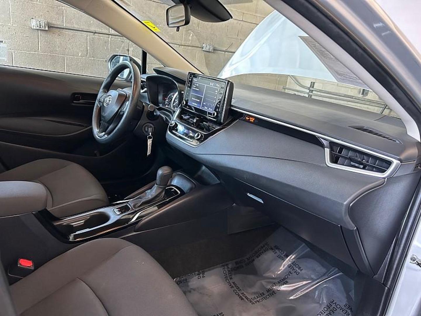 2022 SILVER Toyota Corolla (5YFEPMAE3NP) with an 4-Cyl 1.8 Liter engine, Automatic CVTi-S transmission, located at 412 Auto Vista Drive, Palmdale, 93551, (661) 945-0620, 34.592636, -118.136681 - Photo#3