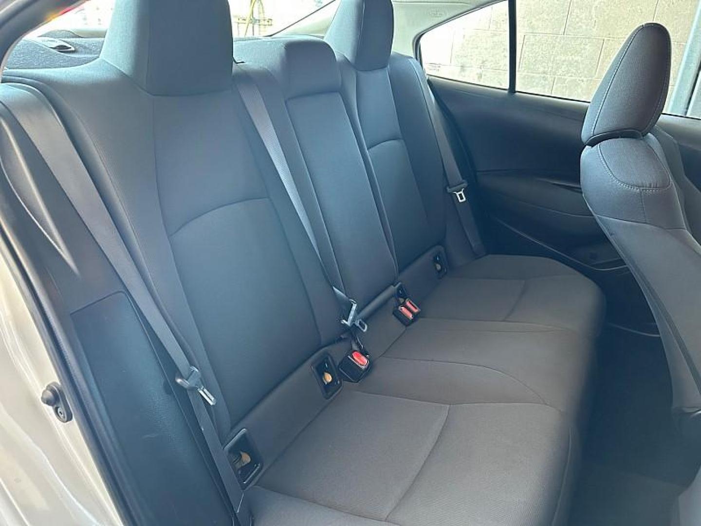 2022 SILVER Toyota Corolla (5YFEPMAE3NP) with an 4-Cyl 1.8 Liter engine, Automatic CVTi-S transmission, located at 412 Auto Vista Drive, Palmdale, 93551, (661) 945-0620, 34.592636, -118.136681 - Photo#4