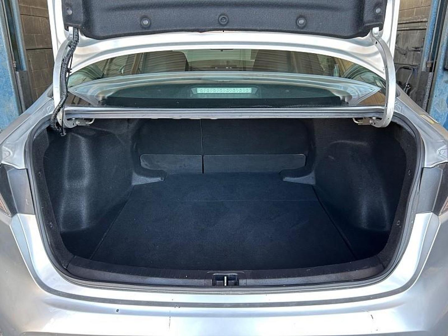2022 SILVER Toyota Corolla (5YFEPMAE3NP) with an 4-Cyl 1.8 Liter engine, Automatic CVTi-S transmission, located at 412 Auto Vista Drive, Palmdale, 93551, (661) 945-0620, 34.592636, -118.136681 - Photo#5
