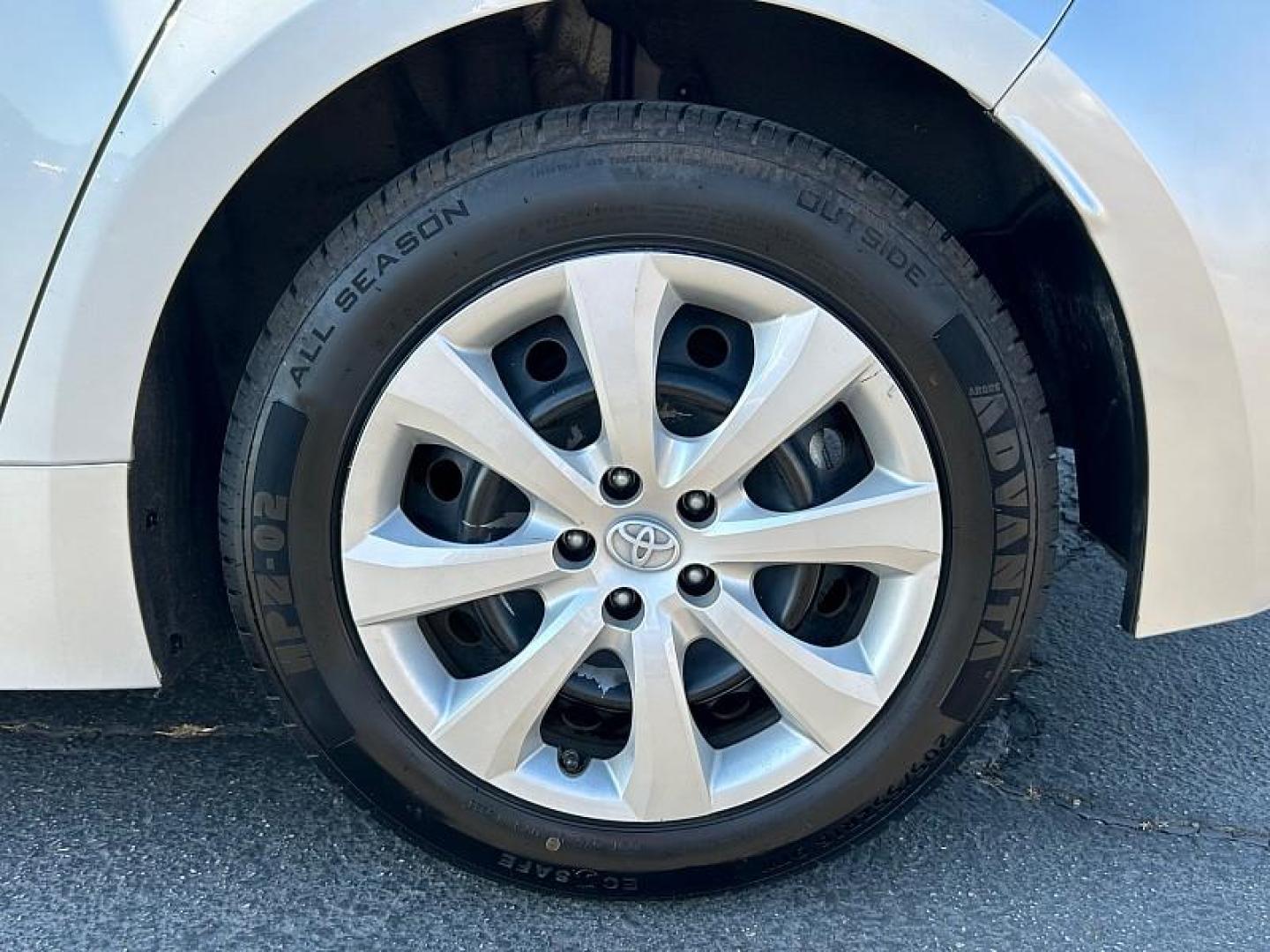 2022 SILVER Toyota Corolla (5YFEPMAE3NP) with an 4-Cyl 1.8 Liter engine, Automatic CVTi-S transmission, located at 412 Auto Vista Drive, Palmdale, 93551, (661) 945-0620, 34.592636, -118.136681 - Photo#16