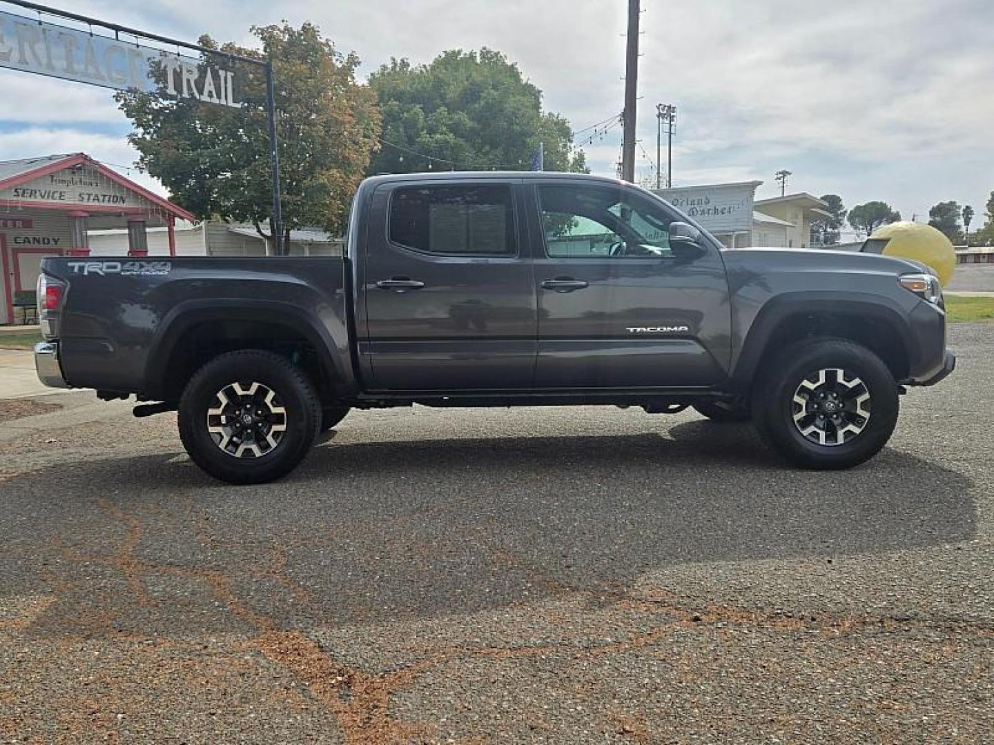 2022 GRAY Toyota Tacoma 4WD (3TMCZ5ANXNM) with an V6 3.5 Liter engine, Automatic 6-Spd transmission, located at 246 E Walker St., Orland, 95963, (530) 865-5800, 39.747589, -122.178398 - Photo#9