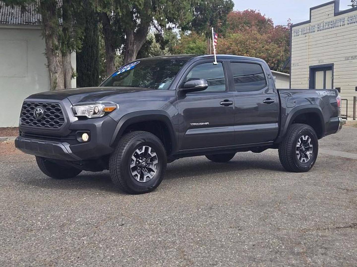 2022 GRAY Toyota Tacoma 4WD (3TMCZ5ANXNM) with an V6 3.5 Liter engine, Automatic 6-Spd transmission, located at 246 E Walker St., Orland, 95963, (530) 865-5800, 39.747589, -122.178398 - Photo#3