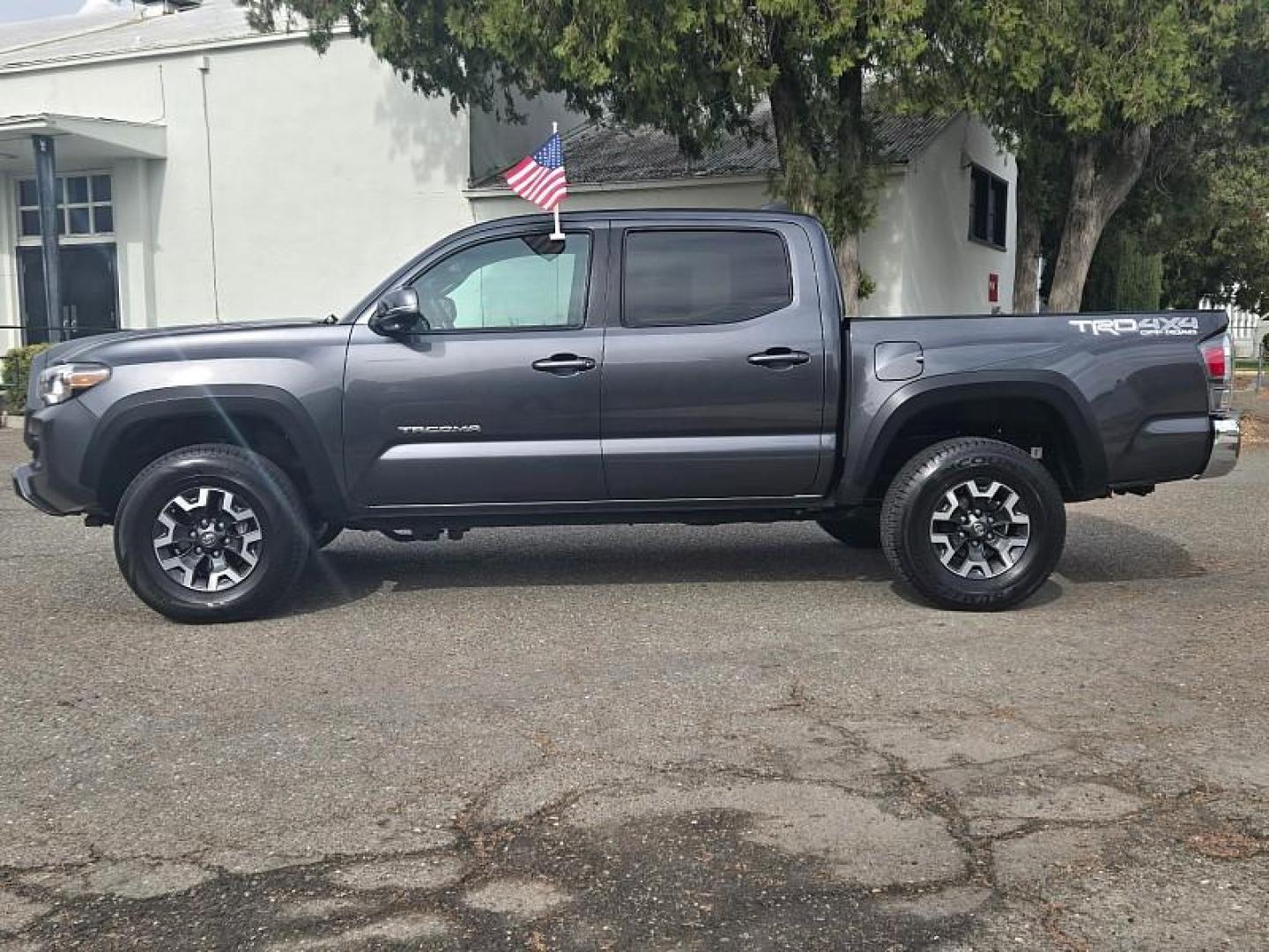 2022 GRAY Toyota Tacoma 4WD (3TMCZ5ANXNM) with an V6 3.5 Liter engine, Automatic 6-Spd transmission, located at 246 E Walker St., Orland, 95963, (530) 865-5800, 39.747589, -122.178398 - Photo#4