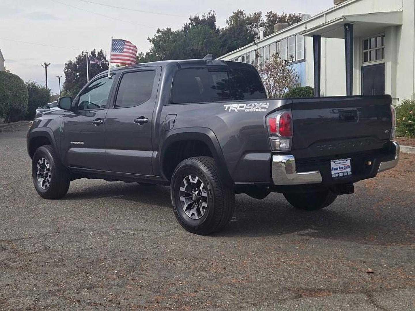2022 GRAY Toyota Tacoma 4WD (3TMCZ5ANXNM) with an V6 3.5 Liter engine, Automatic 6-Spd transmission, located at 246 E Walker St., Orland, 95963, (530) 865-5800, 39.747589, -122.178398 - Photo#5