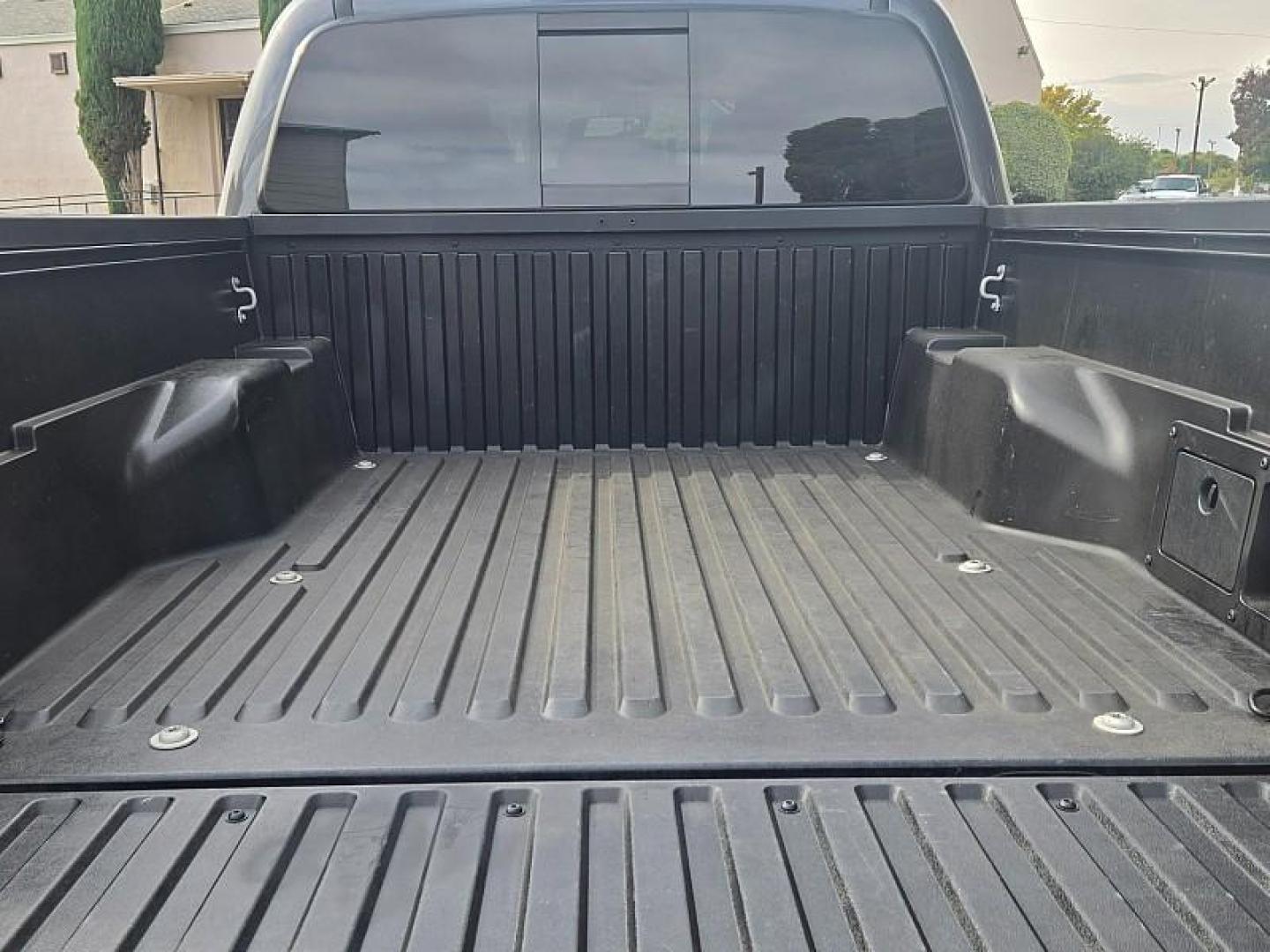 2022 GRAY Toyota Tacoma 4WD (3TMCZ5ANXNM) with an V6 3.5 Liter engine, Automatic 6-Spd transmission, located at 246 E Walker St., Orland, 95963, (530) 865-5800, 39.747589, -122.178398 - Photo#7