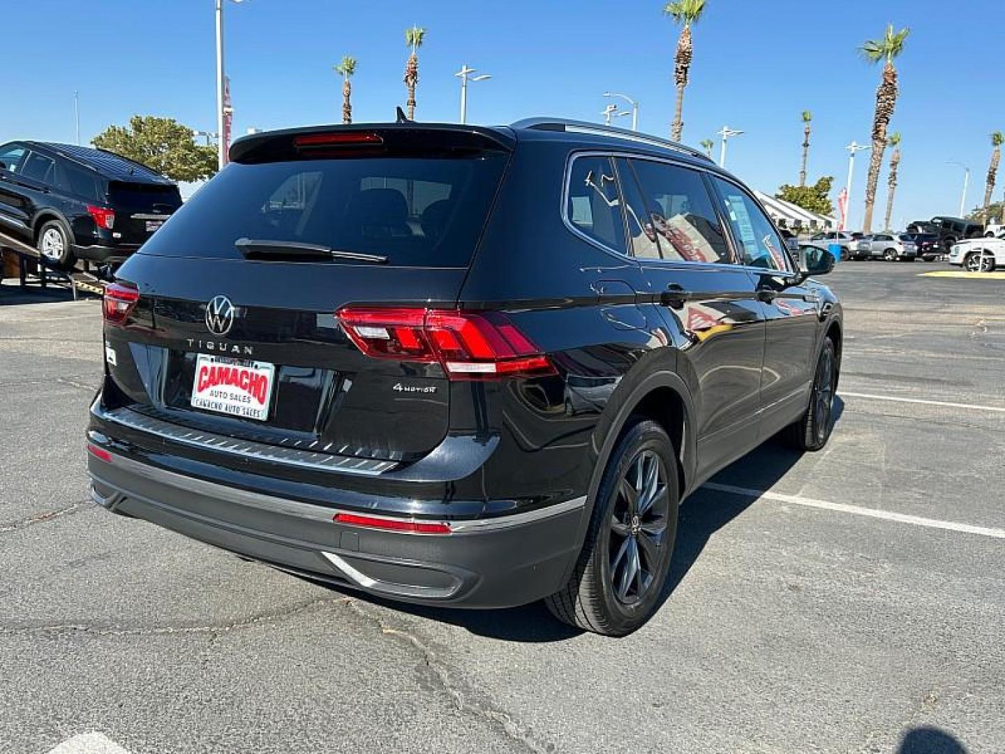 2022 GRAY Volkswagen Tiguan (3VV2B7AX2NM) with an 4-Cyl Turbo 2.0 Liter engine, Automatic 8-Spd w/Tiptronic and Sport Mode transmission, located at 412 Auto Vista Drive, Palmdale, 93551, (661) 945-0620, 34.592636, -118.136681 - Photo#4