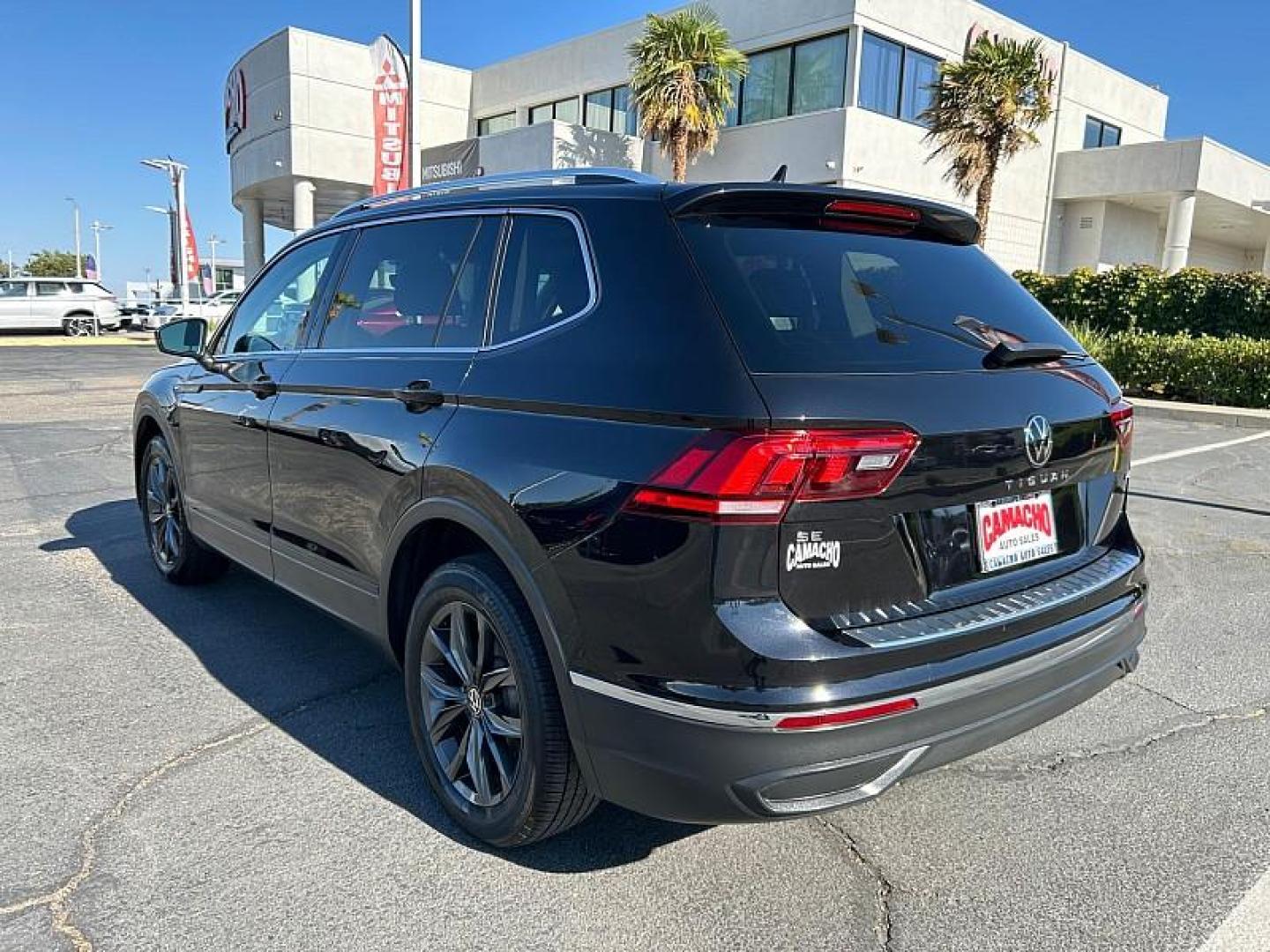 2022 GRAY Volkswagen Tiguan (3VV2B7AX2NM) with an 4-Cyl Turbo 2.0 Liter engine, Automatic 8-Spd w/Tiptronic and Sport Mode transmission, located at 412 Auto Vista Drive, Palmdale, 93551, (661) 945-0620, 34.592636, -118.136681 - Photo#6