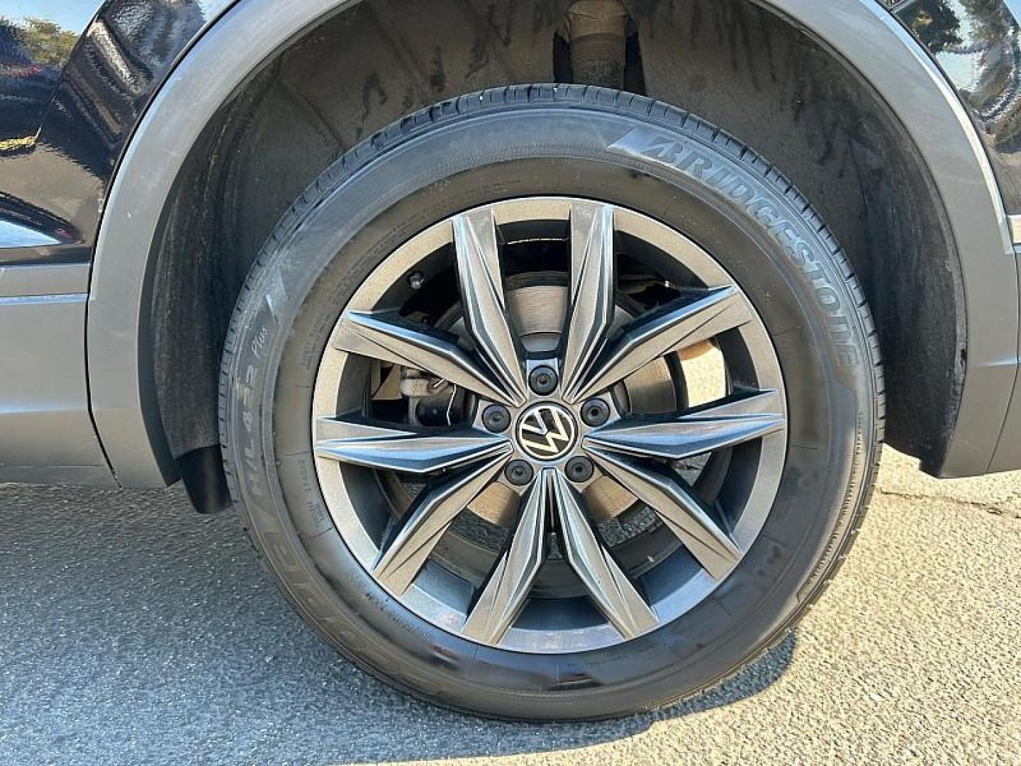 2022 GRAY Volkswagen Tiguan (3VV2B7AX2NM) with an 4-Cyl Turbo 2.0 Liter engine, Automatic 8-Spd w/Tiptronic and Sport Mode transmission, located at 412 Auto Vista Drive, Palmdale, 93551, (661) 945-0620, 34.592636, -118.136681 - Photo#9