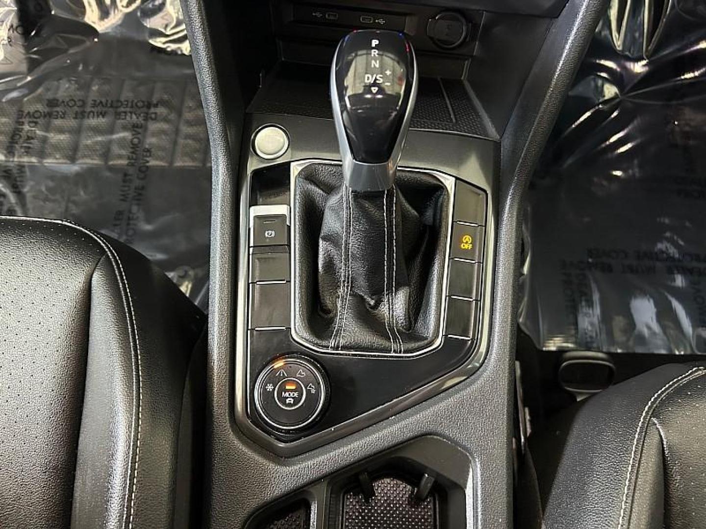 2022 GRAY Volkswagen Tiguan (3VV2B7AX2NM) with an 4-Cyl Turbo 2.0 Liter engine, Automatic 8-Spd w/Tiptronic and Sport Mode transmission, located at 412 Auto Vista Drive, Palmdale, 93551, (661) 945-0620, 34.592636, -118.136681 - Photo#18
