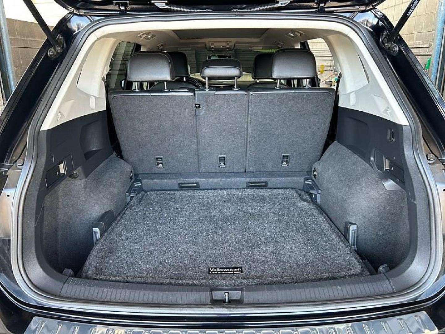 2022 GRAY Volkswagen Tiguan (3VV2B7AX2NM) with an 4-Cyl Turbo 2.0 Liter engine, Automatic 8-Spd w/Tiptronic and Sport Mode transmission, located at 412 Auto Vista Drive, Palmdale, 93551, (661) 945-0620, 34.592636, -118.136681 - Photo#24