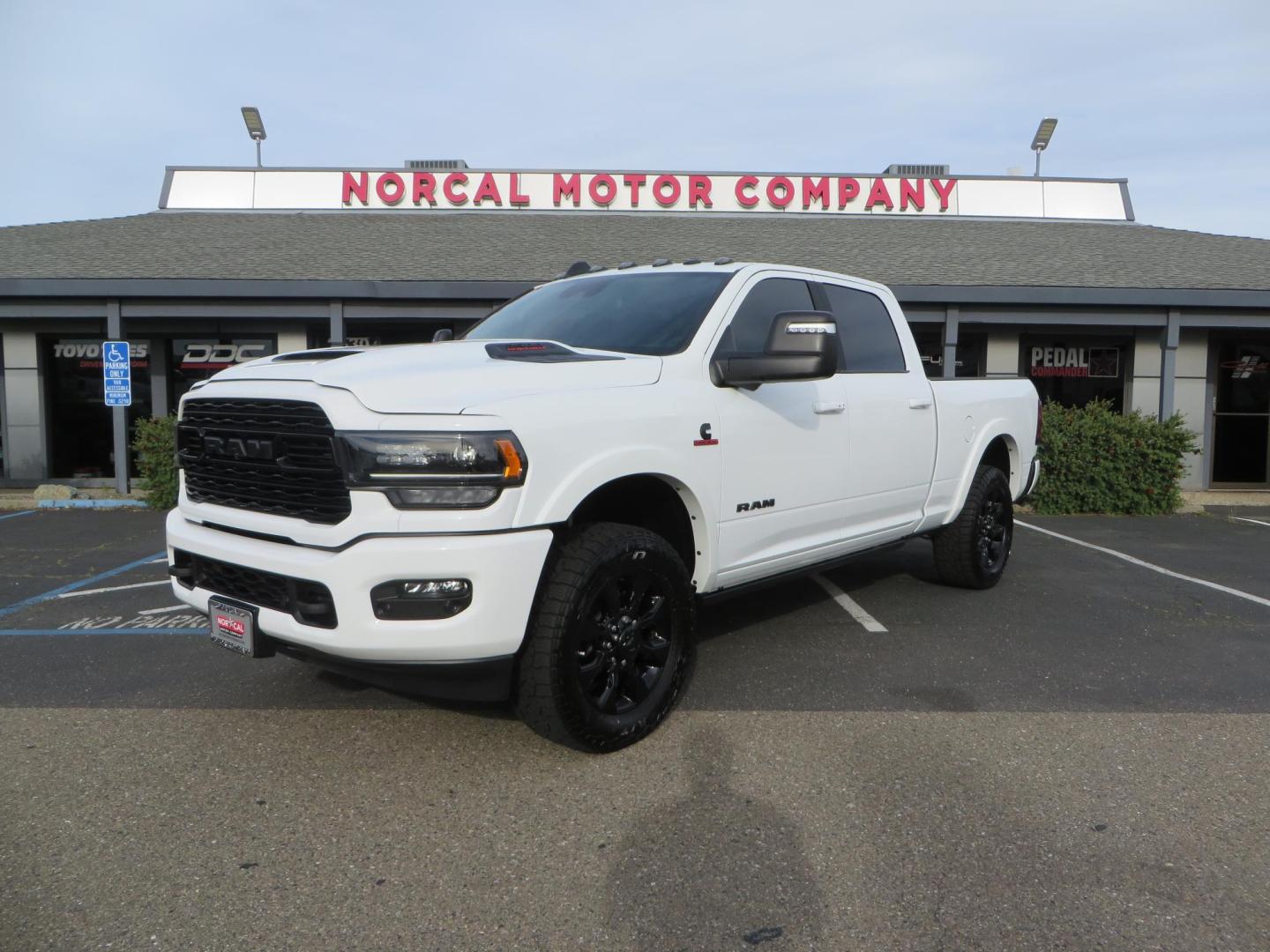 2023 White /Black RAM 2500 Limited Crew Cab SWB 4WD (3C6UR5SLXPG) with an 6.7L L6 OHV 24V TURBO DIESEL engine, 6A transmission, located at 2630 Grass Valley Highway, Auburn, CA, 95603, (530) 508-5100, 38.937893, -121.095482- Photo#0