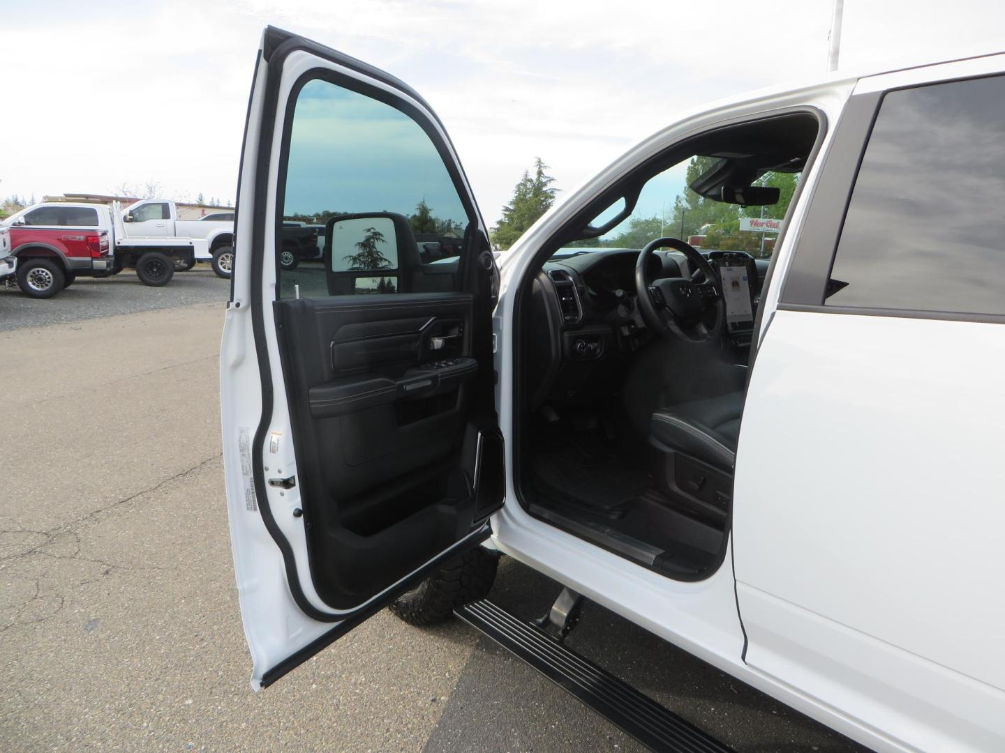 2023 White /Black RAM 2500 Limited Crew Cab SWB 4WD (3C6UR5SLXPG) with an 6.7L L6 OHV 24V TURBO DIESEL engine, 6A transmission, located at 2630 Grass Valley Highway, Auburn, CA, 95603, (530) 508-5100, 38.937893, -121.095482- Photo#17