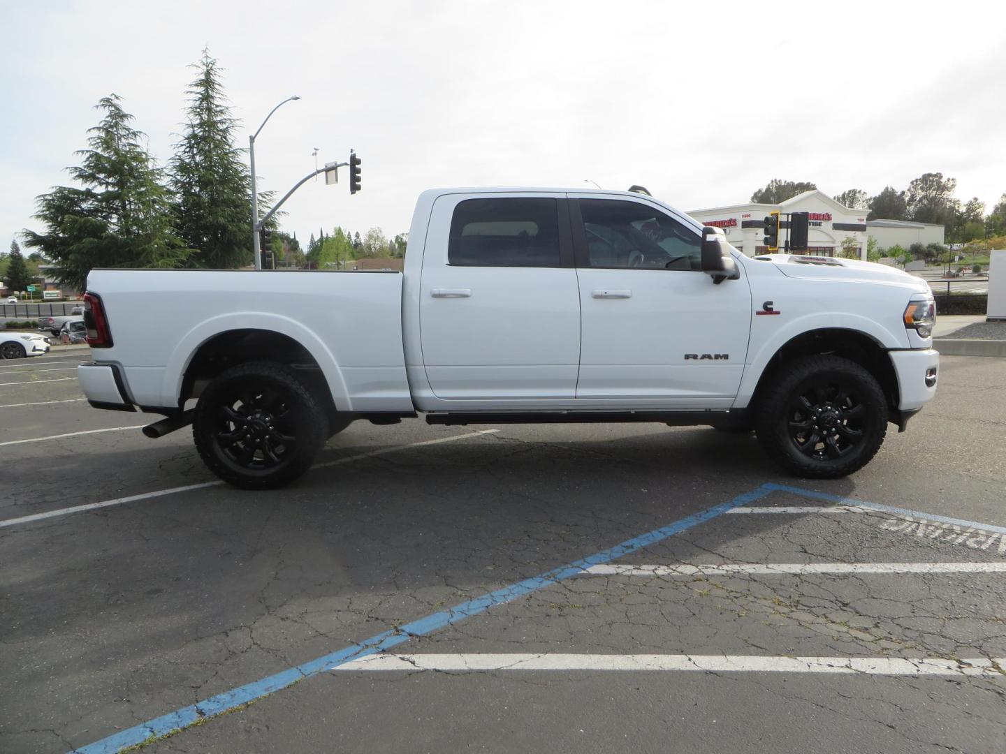 2023 White /Black RAM 2500 Limited Crew Cab SWB 4WD (3C6UR5SLXPG) with an 6.7L L6 OHV 24V TURBO DIESEL engine, 6A transmission, located at 2630 Grass Valley Highway, Auburn, CA, 95603, (530) 508-5100, 38.937893, -121.095482- Photo#4