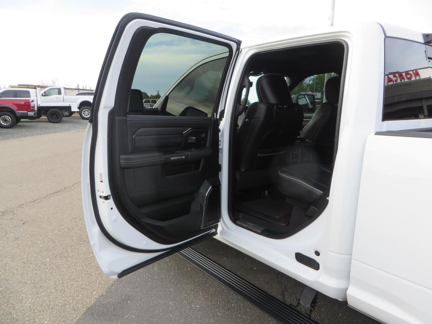 2023 White /Black RAM 2500 Limited Crew Cab SWB 4WD (3C6UR5SLXPG) with an 6.7L L6 OHV 24V TURBO DIESEL engine, 6A transmission, located at 2630 Grass Valley Highway, Auburn, CA, 95603, (530) 508-5100, 38.937893, -121.095482- Photo#41