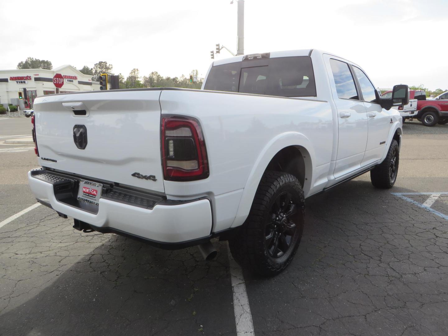 2023 White /Black RAM 2500 Limited Crew Cab SWB 4WD (3C6UR5SLXPG) with an 6.7L L6 OHV 24V TURBO DIESEL engine, 6A transmission, located at 2630 Grass Valley Highway, Auburn, CA, 95603, (530) 508-5100, 38.937893, -121.095482- Photo#5
