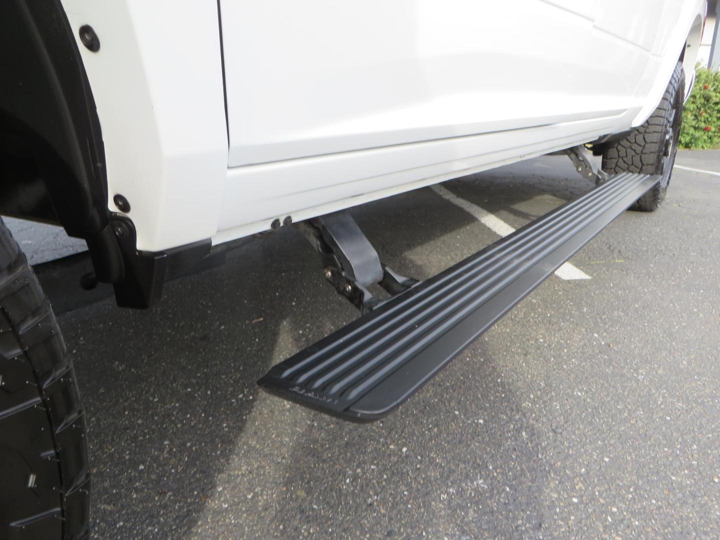 2023 White /Black RAM 2500 Limited Crew Cab SWB 4WD (3C6UR5SLXPG) with an 6.7L L6 OHV 24V TURBO DIESEL engine, 6A transmission, located at 2630 Grass Valley Highway, Auburn, CA, 95603, (530) 508-5100, 38.937893, -121.095482- Photo#7