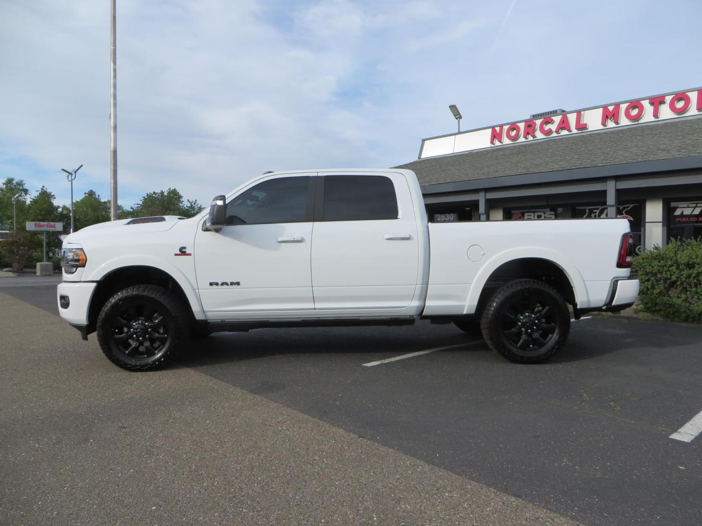 2023 White /Black RAM 2500 Limited Crew Cab SWB 4WD (3C6UR5SLXPG) with an 6.7L L6 OHV 24V TURBO DIESEL engine, 6A transmission, located at 2630 Grass Valley Highway, Auburn, CA, 95603, (530) 508-5100, 38.937893, -121.095482- Photo#8