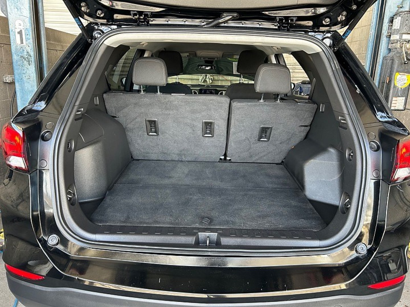 2023 Chevrolet Equinox (3GNAXHEG1PL) with an 4-Cyl Turbo 1.5 Liter engine, Automatic 6-Spd w/Overdrive transmission, located at 412 Auto Vista Drive, Palmdale, 93551, (661) 945-0620, 34.592636, -118.136681- Photo#26