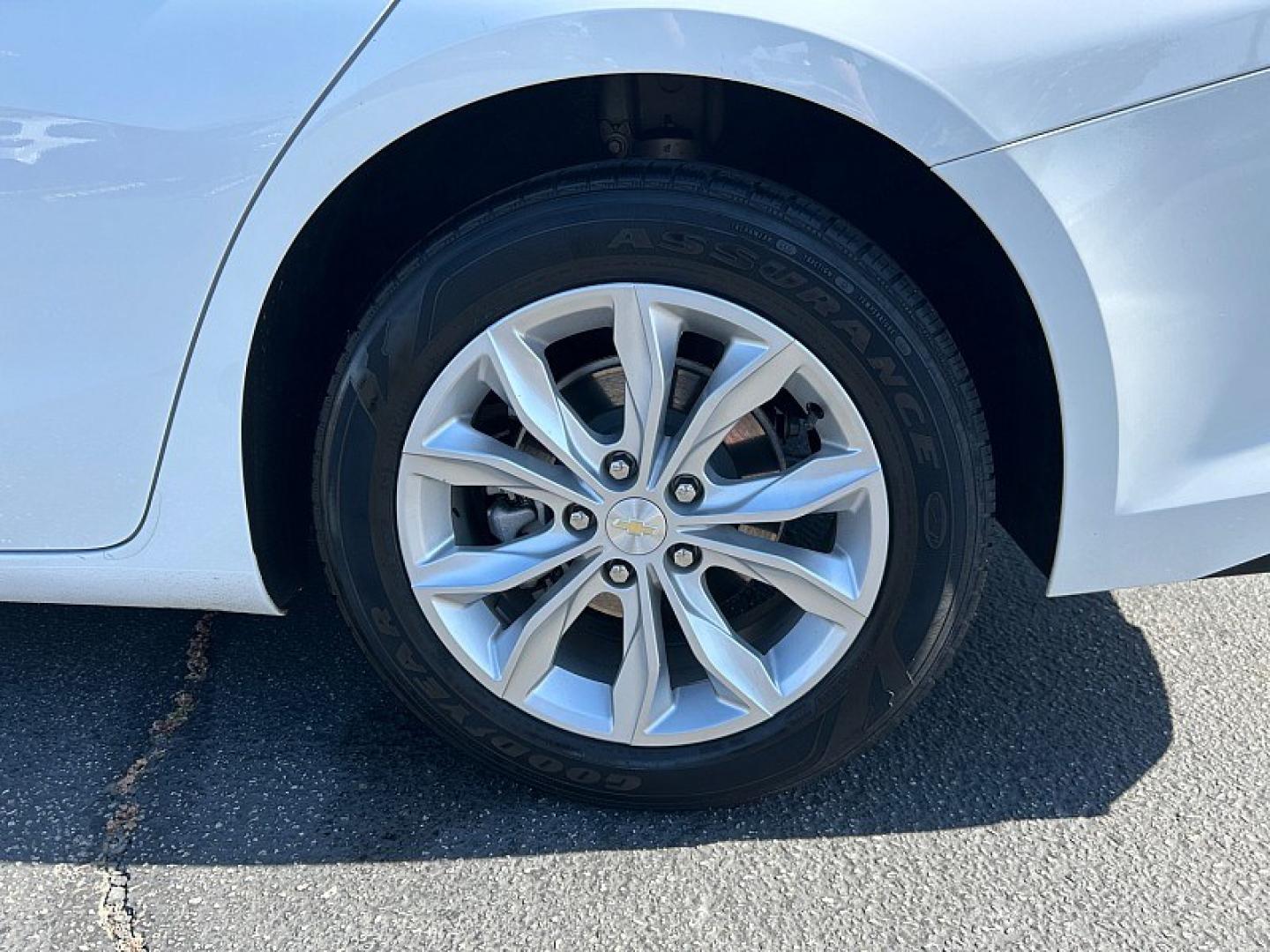 2023 WHITE Chevrolet Malibu (1G1ZD5ST7PF) with an 4-Cyl Turbo 1.5 Liter engine, Automatic CVT transmission, located at 412 Auto Vista Drive, Palmdale, 93551, (661) 945-0620, 34.592636, -118.136681 - Photo#12