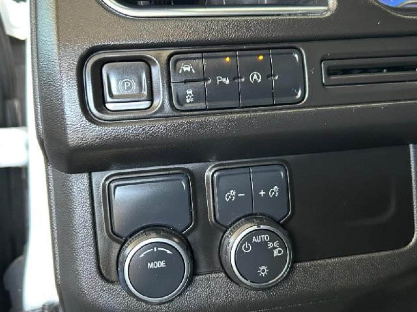 2023 WHITE Chevrolet Suburban (1GNSCFKD2PR) with an 8-Cyl 5.3 Liter engine, Automatic 10-Spd w/Overdrive transmission, located at 412 Auto Vista Drive, Palmdale, 93551, (661) 945-0620, 34.592636, -118.136681 - Photo#31