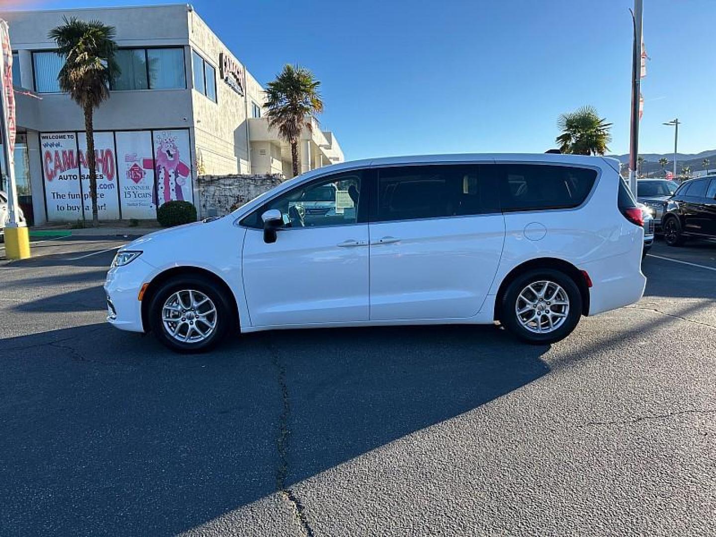 2023 WHITE Chrysler Pacifica (2C4RC1BG8PR) with an V6 3.6 Liter engine, Automatic 9-Spd transmission, located at 412 Auto Vista Drive, Palmdale, 93551, (661) 945-0620, 34.592636, -118.136681- Photo#4