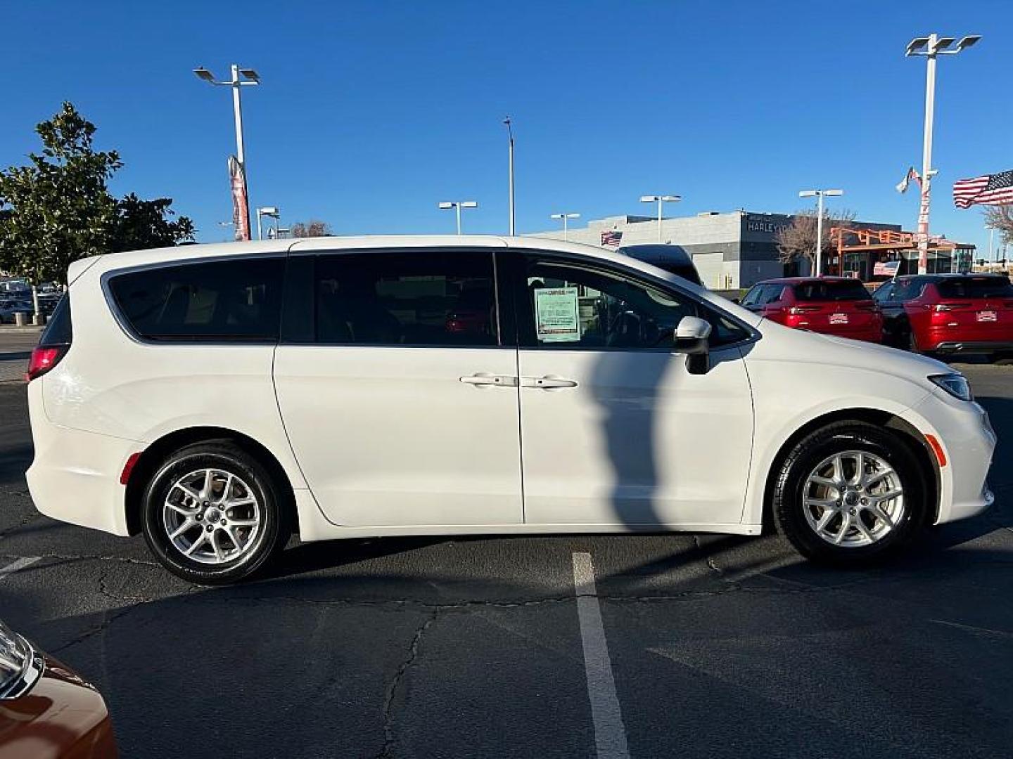2023 WHITE Chrysler Pacifica (2C4RC1BG8PR) with an V6 3.6 Liter engine, Automatic 9-Spd transmission, located at 412 Auto Vista Drive, Palmdale, 93551, (661) 945-0620, 34.592636, -118.136681- Photo#6
