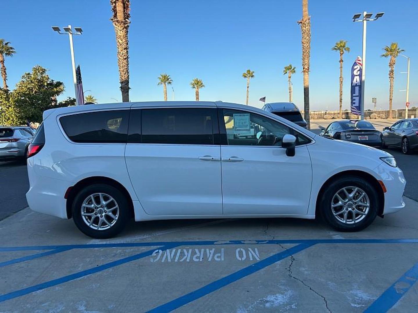 2023 WHITE Chrysler Pacifica (2C4RC1BG7PR) with an V6 3.6 Liter engine, Automatic 9-Spd transmission, located at 412 Auto Vista Drive, Palmdale, 93551, (661) 945-0620, 34.592636, -118.136681 - Photo#10