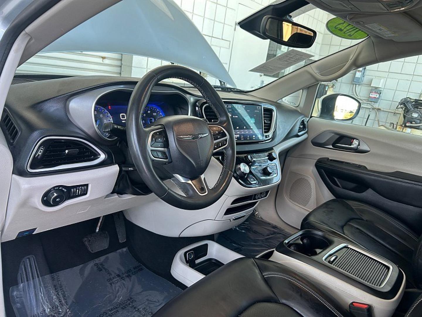 2023 Silver Chrysler Pacifica (2C4RC1BG2PR) with an V6 3.6 Liter engine, Automatic 9-Spd transmission, located at 412 Auto Vista Drive, Palmdale, 93551, (661) 945-0620, 34.592636, -118.136681- Photo#16